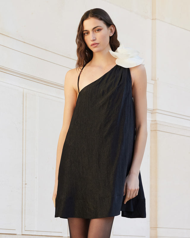 Robe courte de soirée noire et fleur blanche - Robes Mes Demoiselles - Image 2