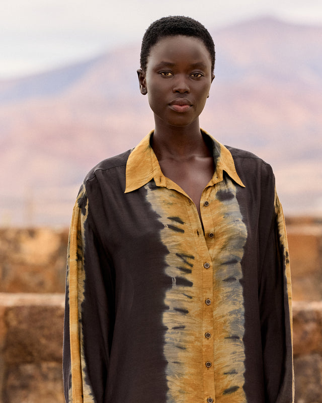 Chemise ample en silky modal tie & dye – Bleu et ocre - Chemises & tops Mes Demoiselles - Image 1
