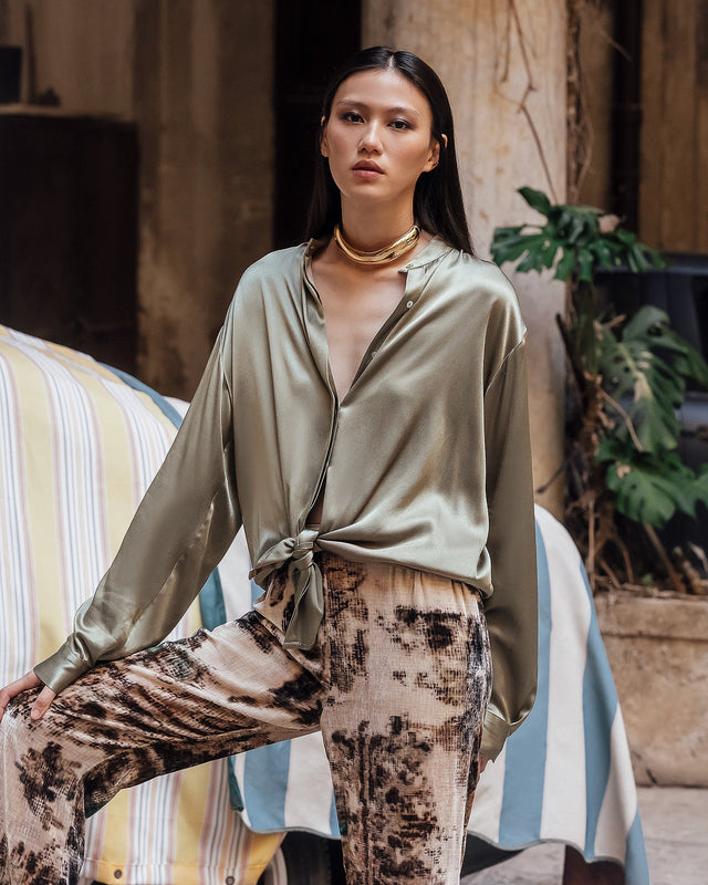 Chemise épurée en satin viscose kaki profond - Chemises & tops Mes Demoiselles - Image 2