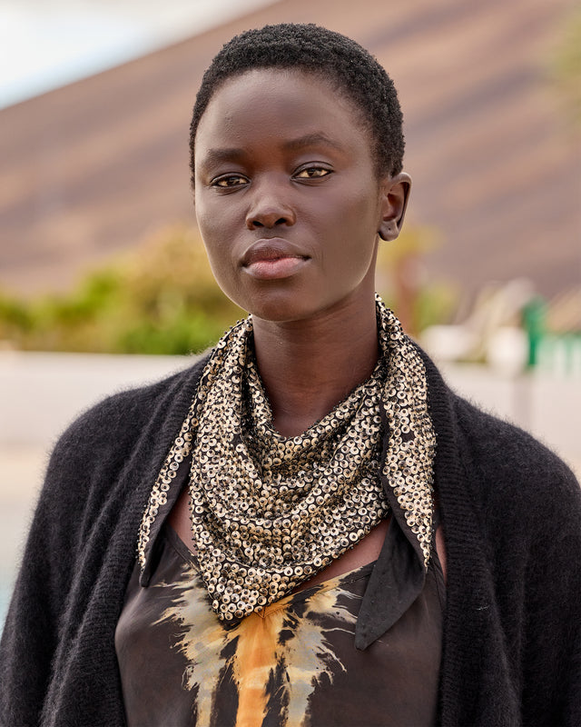 Foulard triangulaire orné de sequins – Noir et or - Accessoires Mes Demoiselles - Image 3