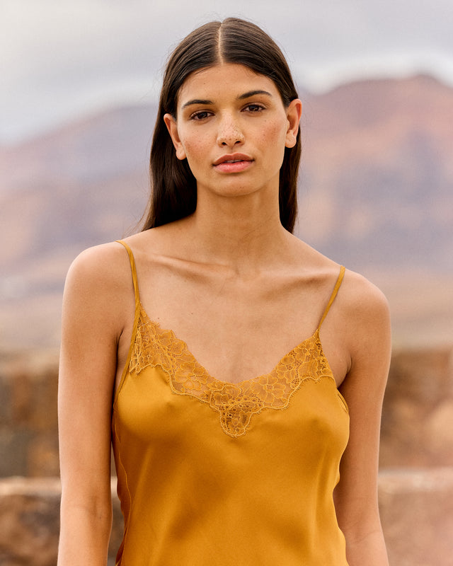 Robe Bella - Ocre : Nuisette en soie et dentelle – Ocre Mes Demoiselles - Image 2