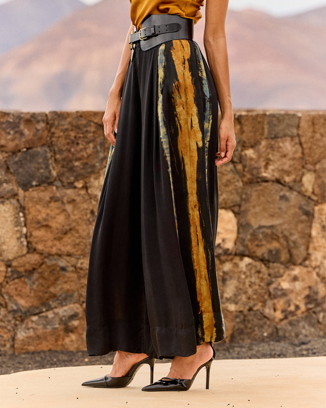 Pantalon large en viscose satinée tie & dye – Bleu, noir et ocre - Pantalons & combinaisons Mes Demoiselles - Image 1