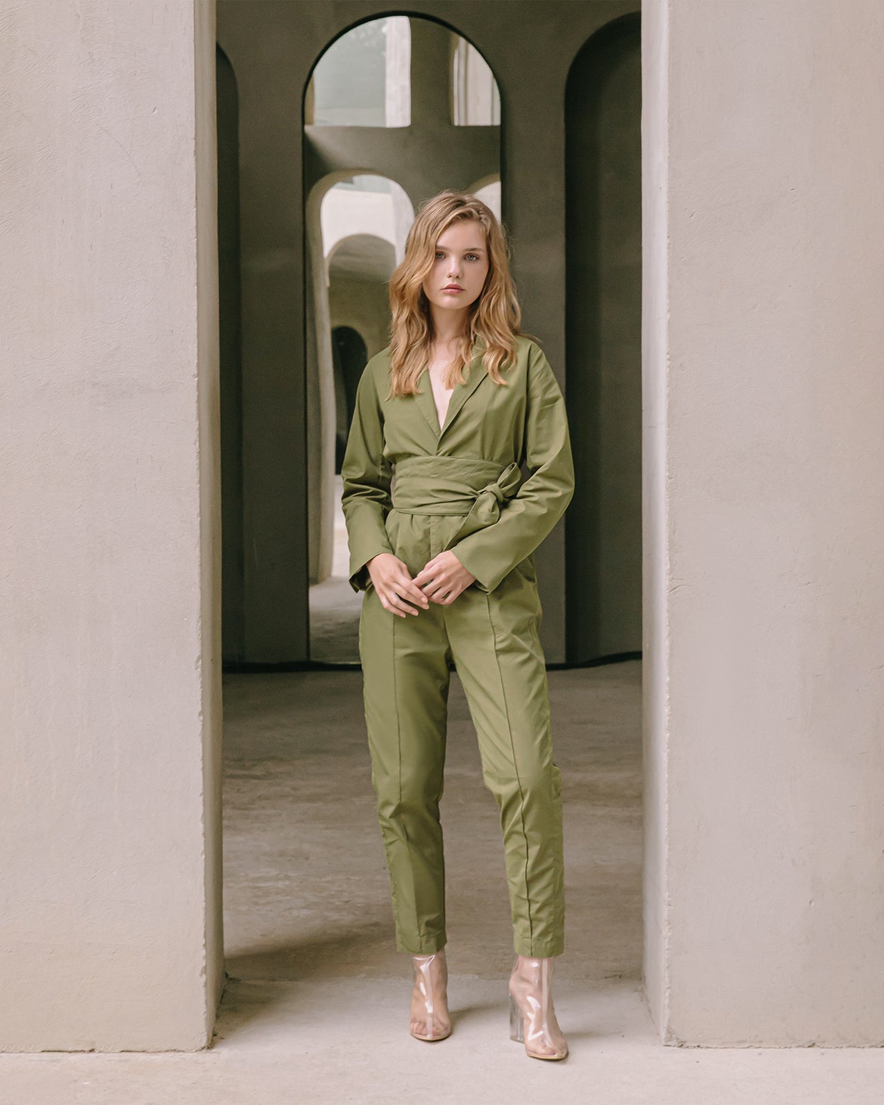 Combinaison kaki ajustée, chic et sophistiquée - Pantalons & combinaisons Mes Demoiselles - Image 1