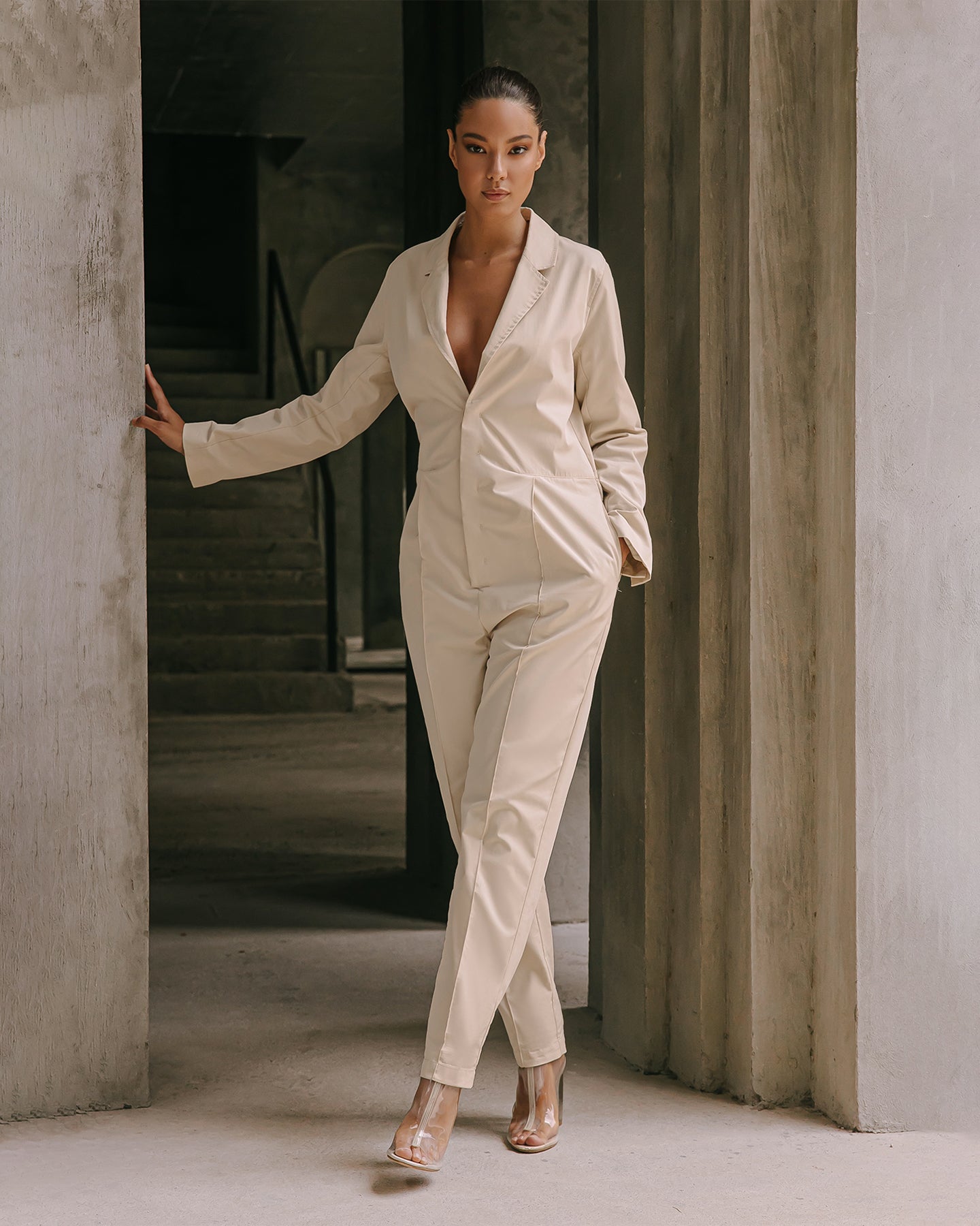 Combinaison ivoire chic et moderne, coupe ajustée, col à revers - Pantalons & combinaisons Mes Demoiselles