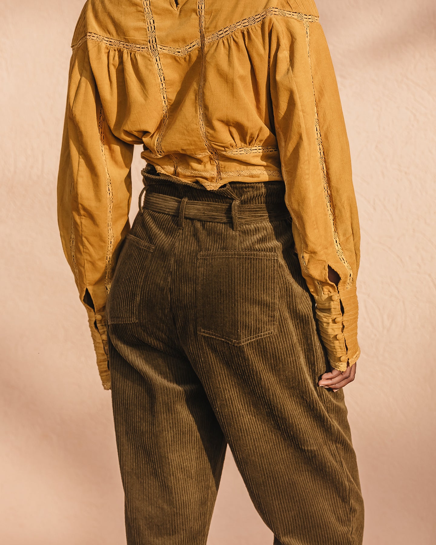 Pantalon Clayde - Kaki : Pantalon velours côtelé kaki, taille haute, jambes droites Mes Demoiselles