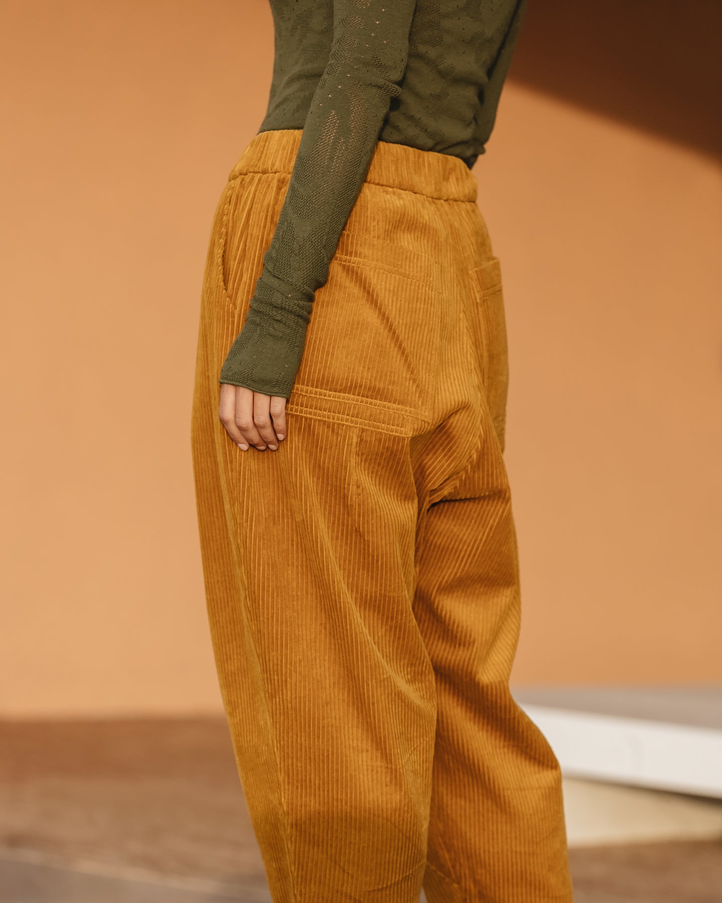 Pantalon Crysta - Ocre : Pantalon velours côtelé ocre, coupe ample moderne, confort - élégance Mes Demoiselles