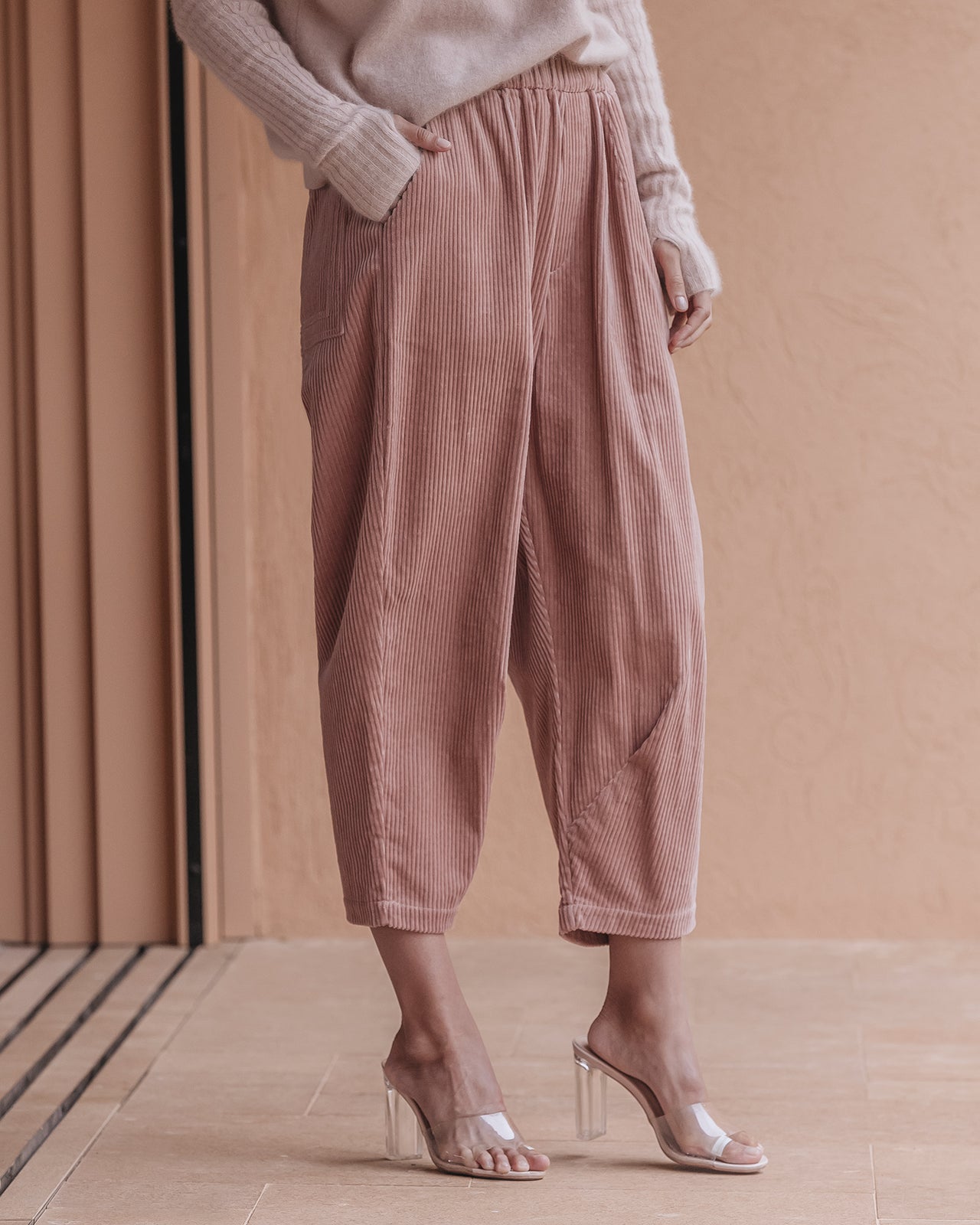 Pantalon velours côtelé nude, coupe ample, moderne et confortable - Pantalons & combinaisons Mes Demoiselles - Image 2