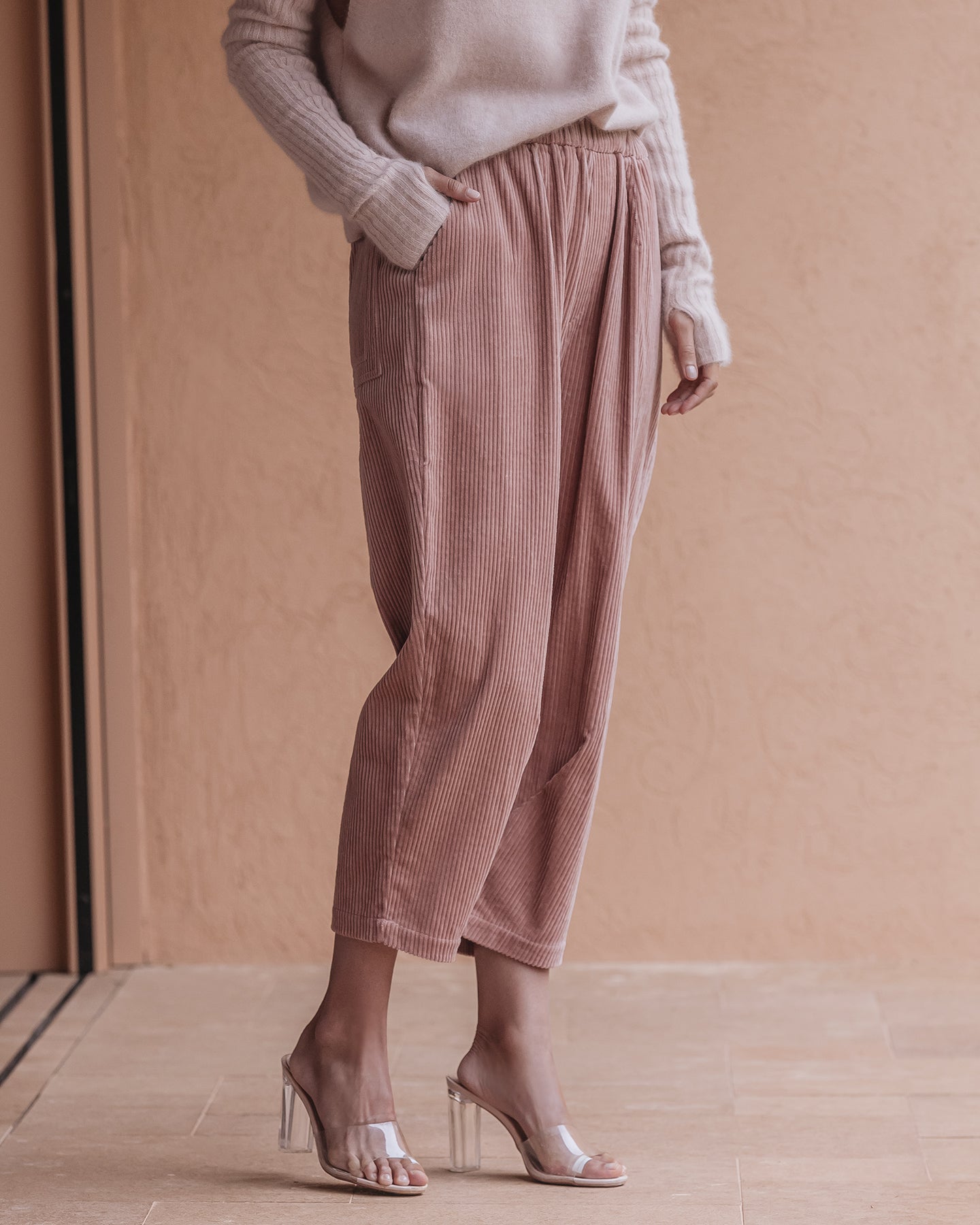 Pantalon Crysta - Nude : Pantalon velours côtelé nude, coupe ample, moderne et confortable Mes Demoiselles