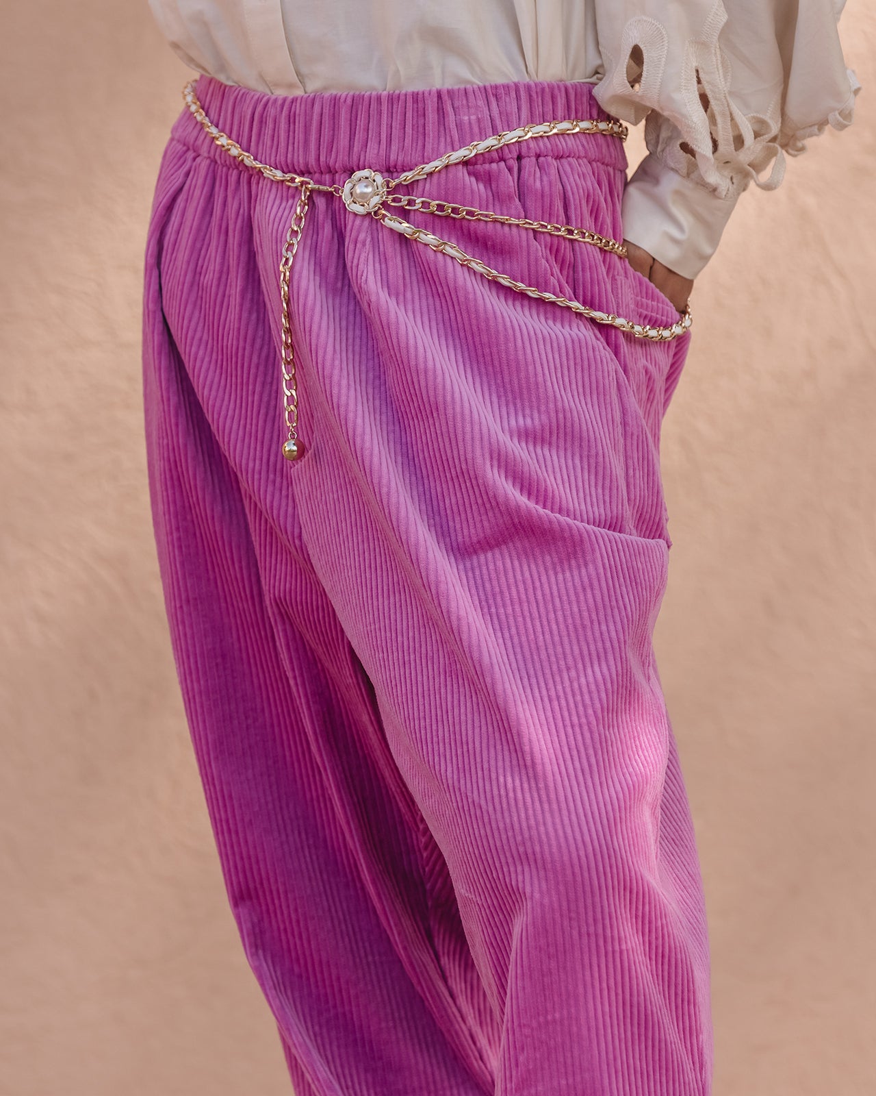 Pantalon Crysta - Rose : Pantalon velours côtelé rose, coupe ample, moderne et élégant Mes Demoiselles - Image 4