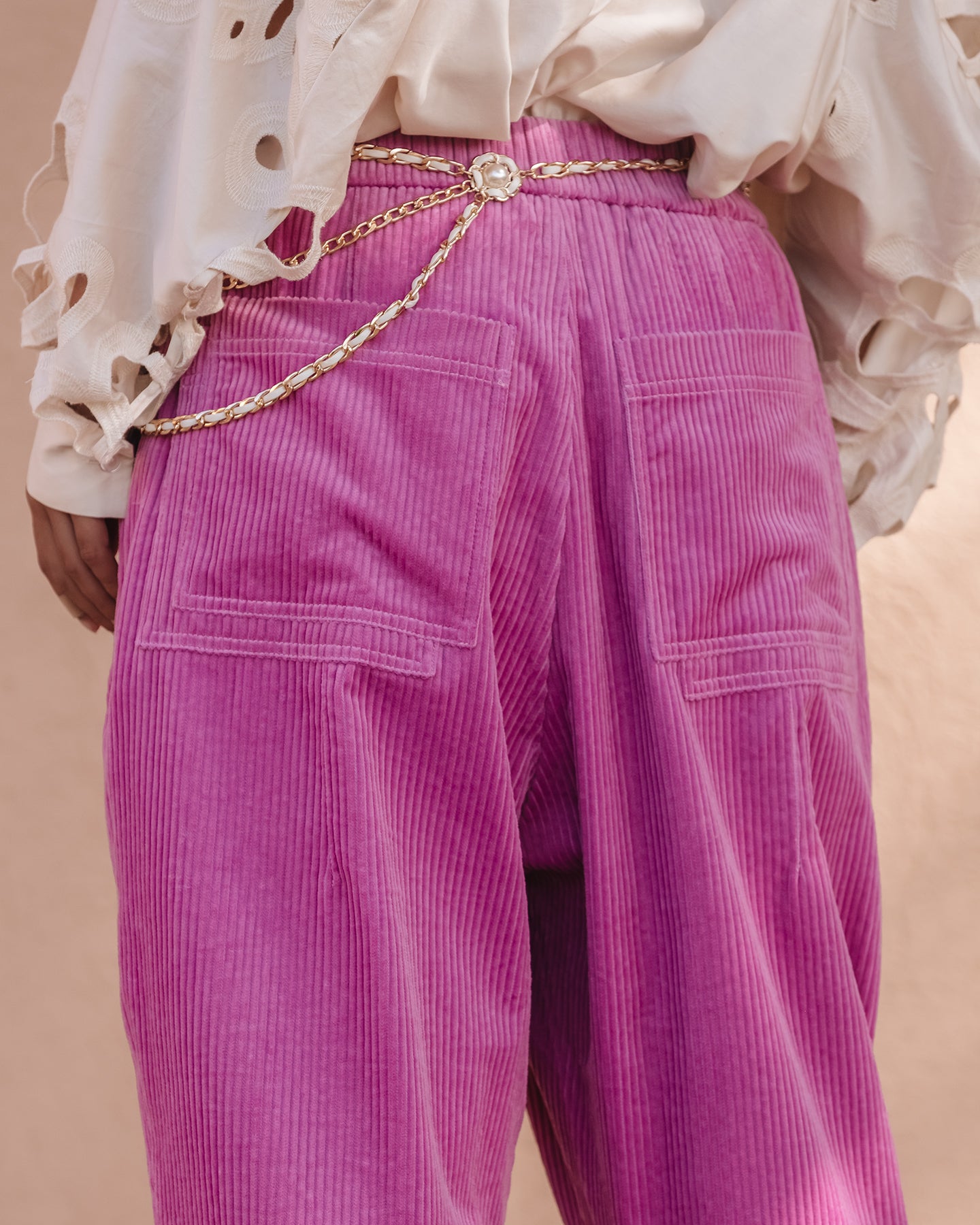 Pantalon Crysta - Rose : Pantalon velours côtelé rose, coupe ample, moderne et élégant Mes Demoiselles