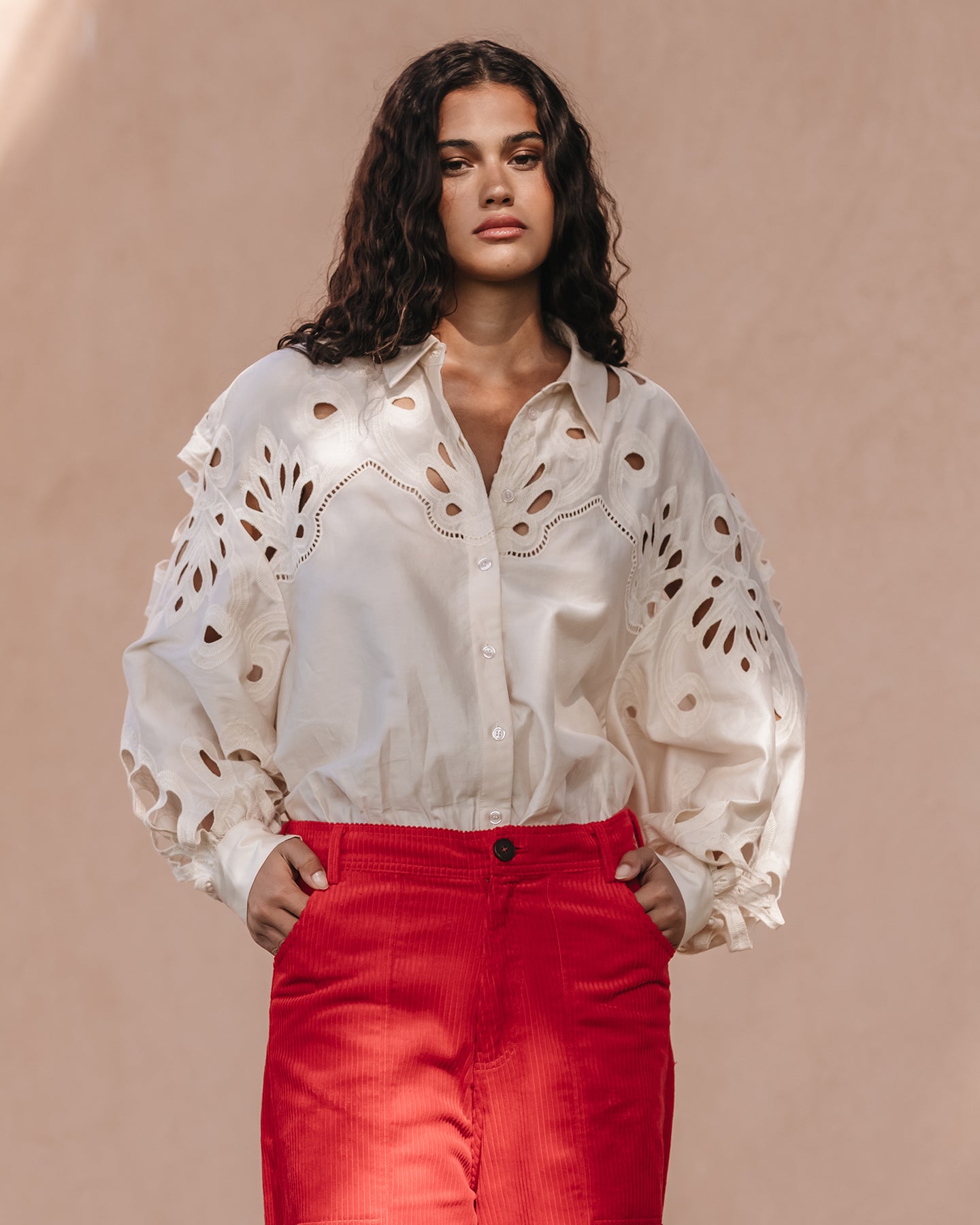 Pantalon Cyanie - Rouge : Pantalon velours côtelé rouge écarlate, coupe large, rétro - chic Mes Demoiselles
