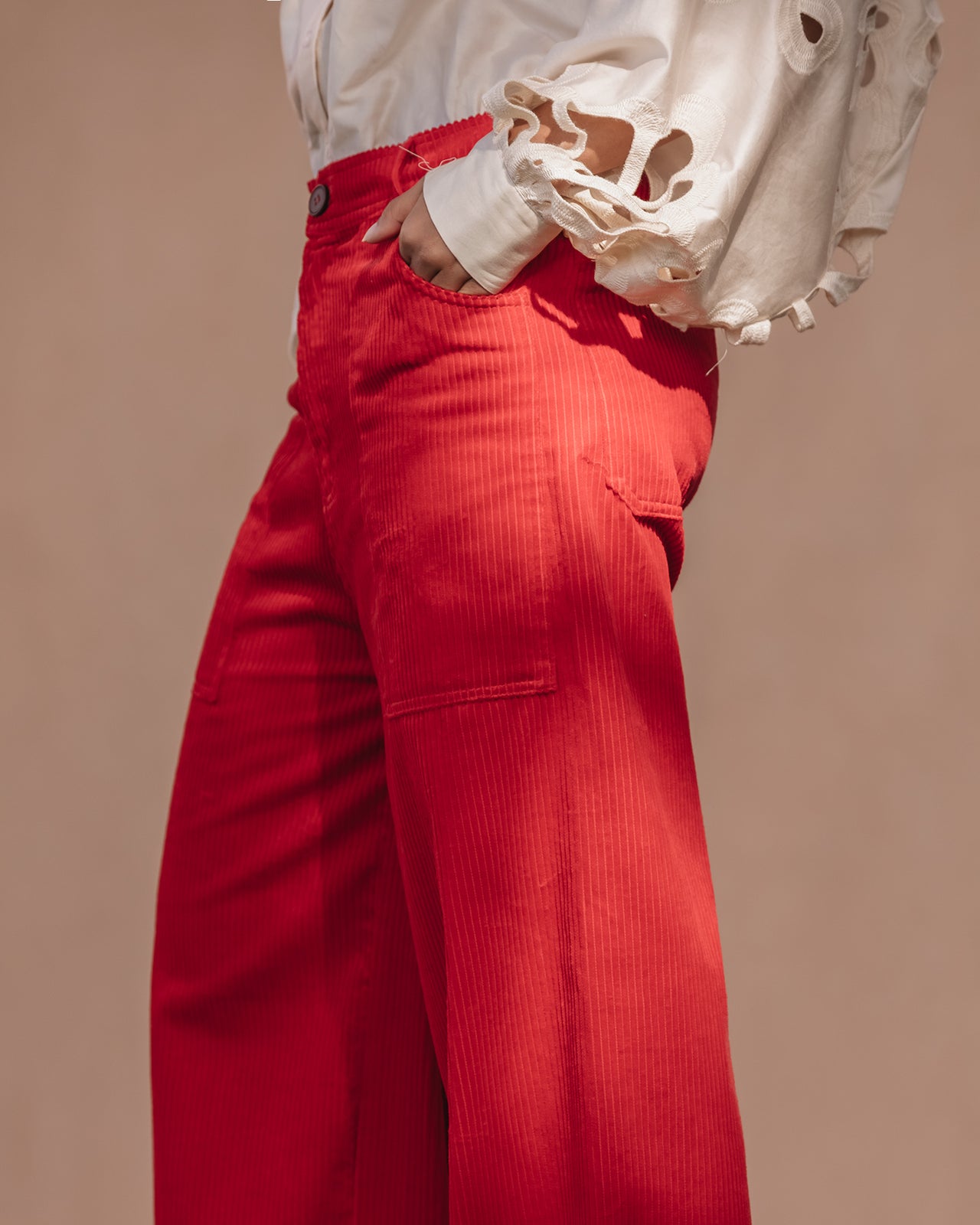 Pantalon Cyanie - Rouge : Pantalon velours côtelé rouge écarlate, coupe large, rétro - chic Mes Demoiselles - Image 4
