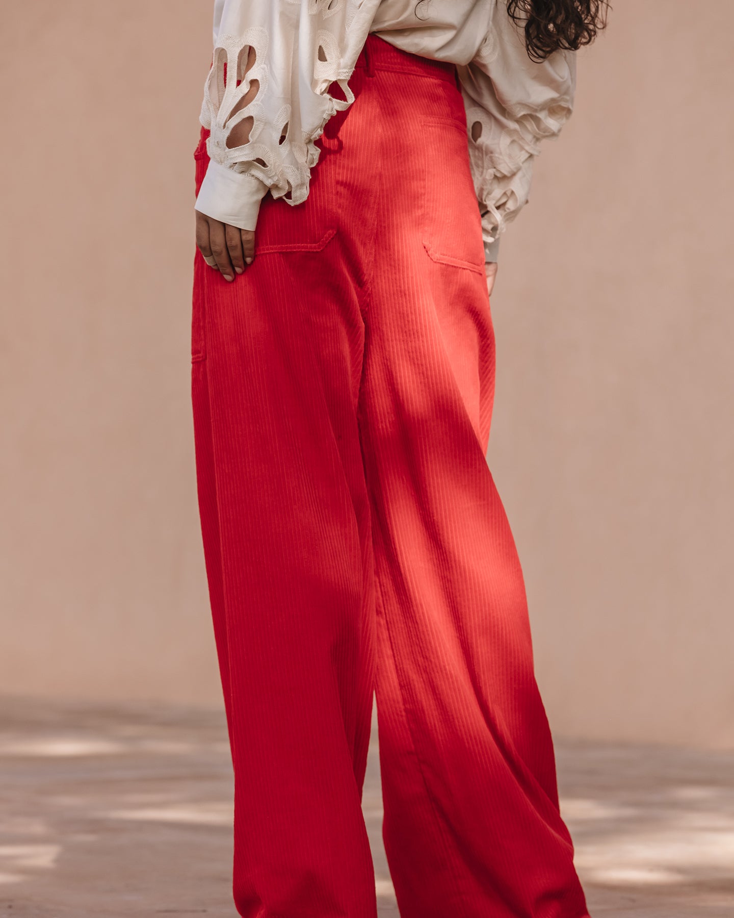 Pantalon Cyanie - Rouge : Pantalon velours côtelé rouge écarlate, coupe large, rétro - chic Mes Demoiselles