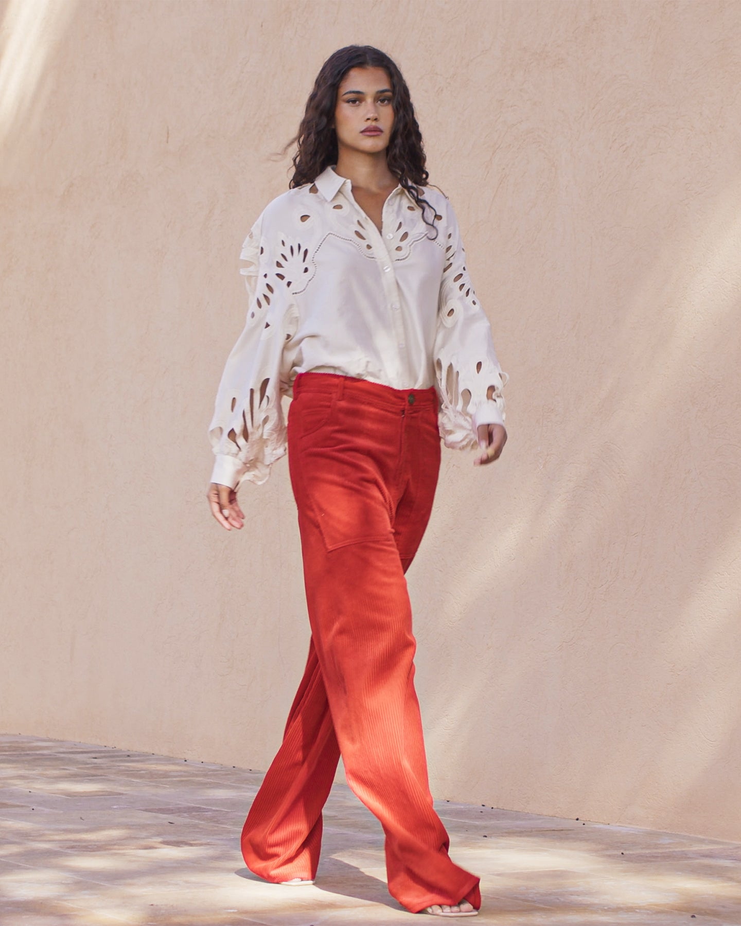 Pantalon velours côtelé rouge écarlate, coupe large, rétro - chic - Pantalons & combinaisons Mes Demoiselles