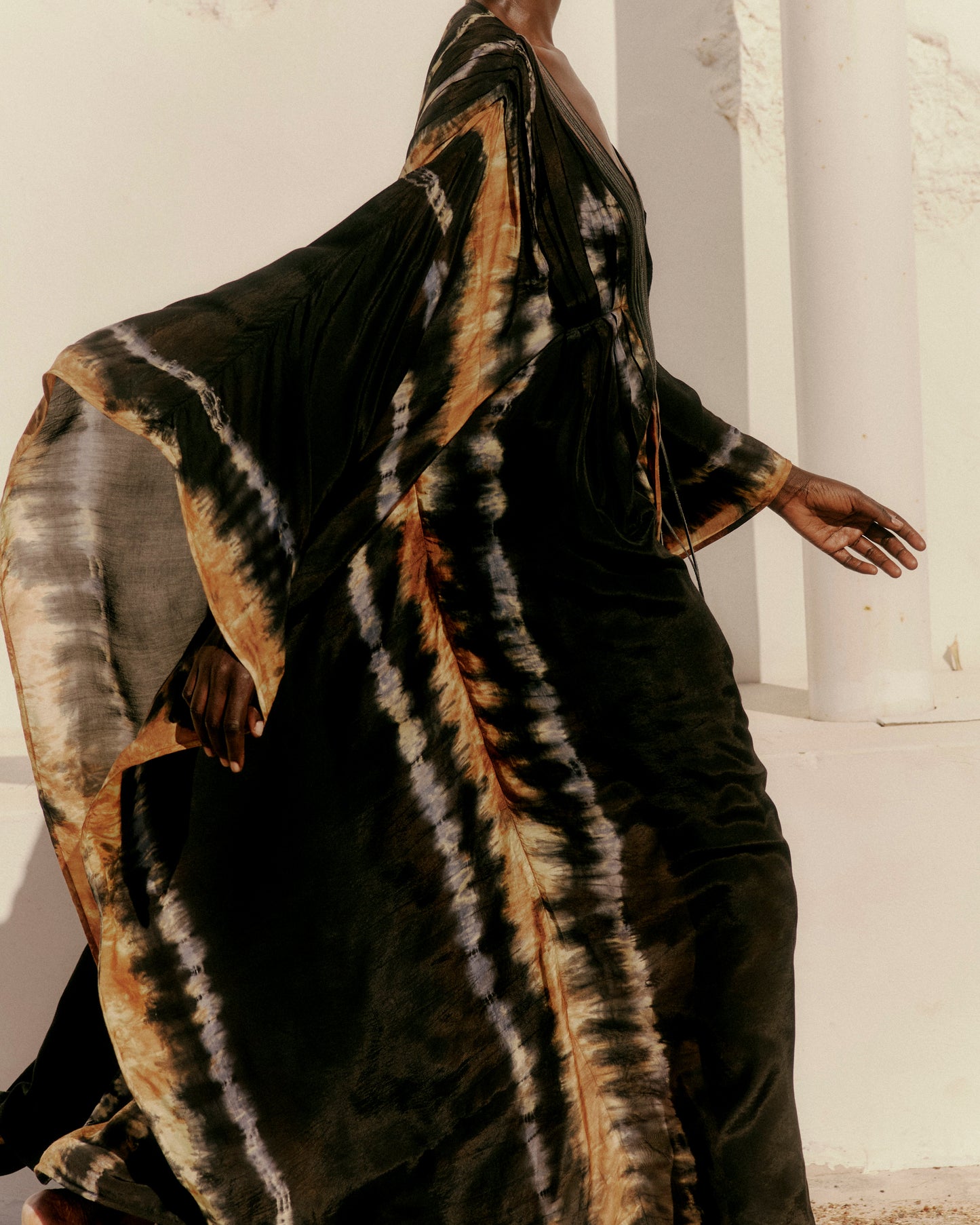 Caftan en viscose fluide tie & dye – Bleu et ocre - Robes Mes Demoiselles