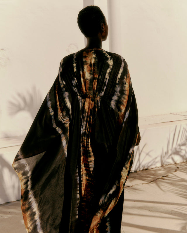 Caftan en viscose fluide tie & dye – Bleu et ocre - Robes Mes Demoiselles - Image 3