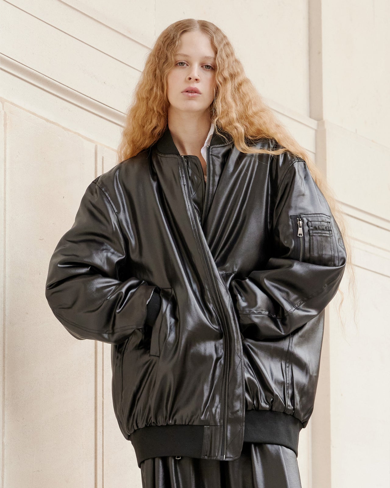 Veste Della - Noir : Bomber en satin noir shiny Mes Demoiselles - Image 8