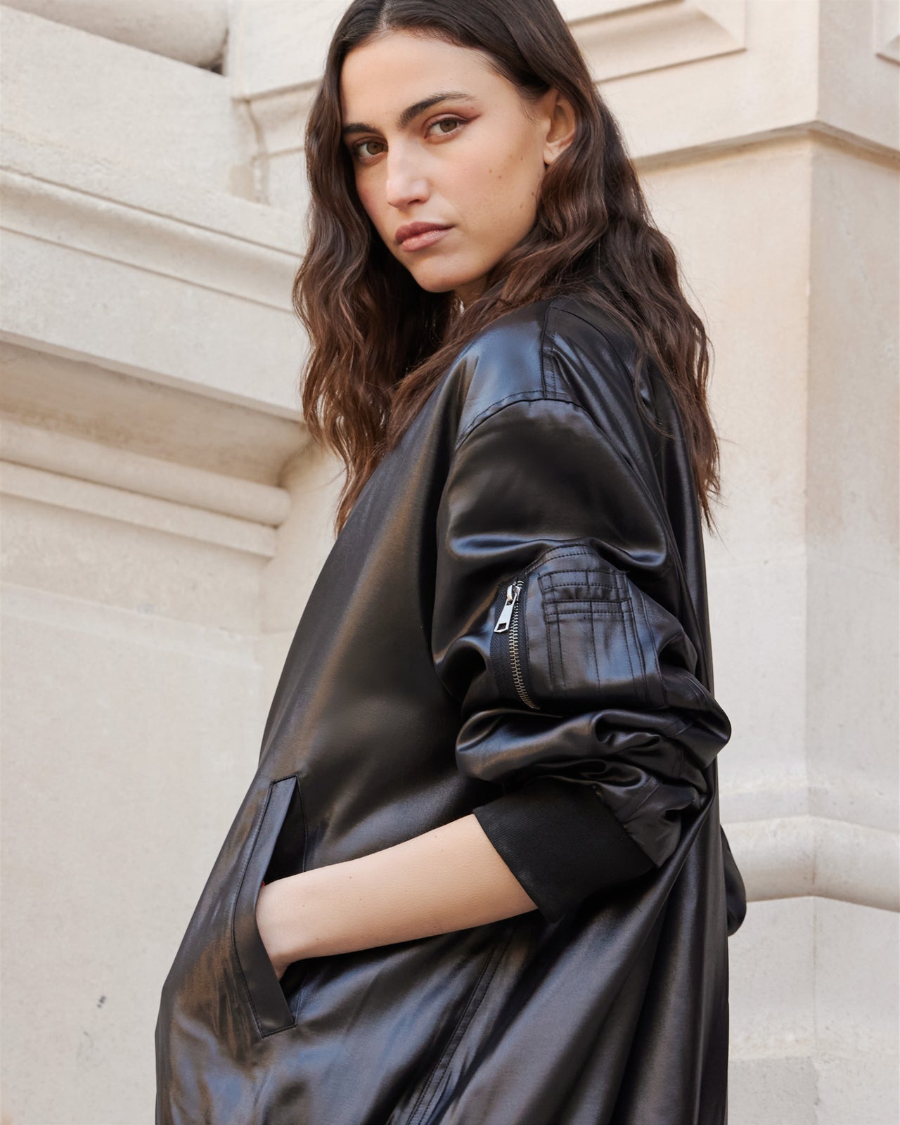 Bomber en satin noir shiny - Manteaux & vestes Mes Demoiselles - Image 3