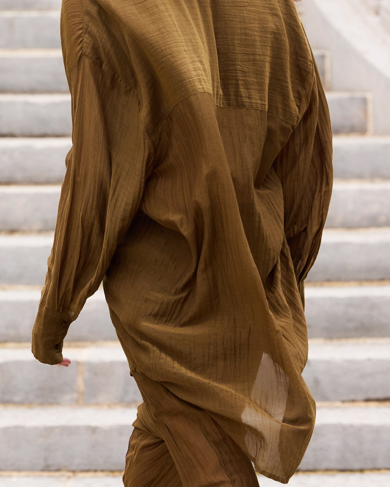 Chemise souple et longue en gaze de coton et soie kaki - Chemises & tops Mes Demoiselles - Image 3