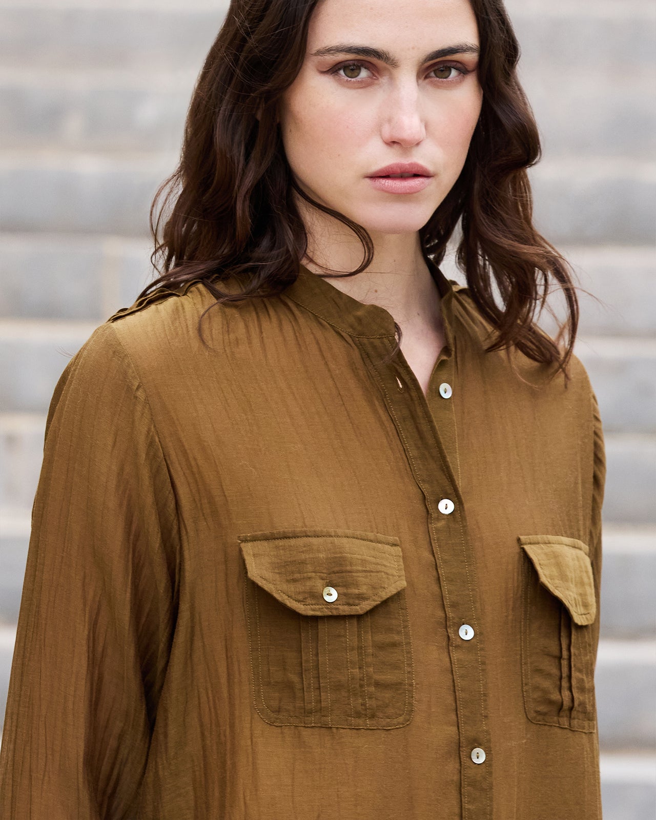 Chemise Lenny - Marron : Blouse chemise en gaze de coton et soie kaki Mes Demoiselles - Image 4
