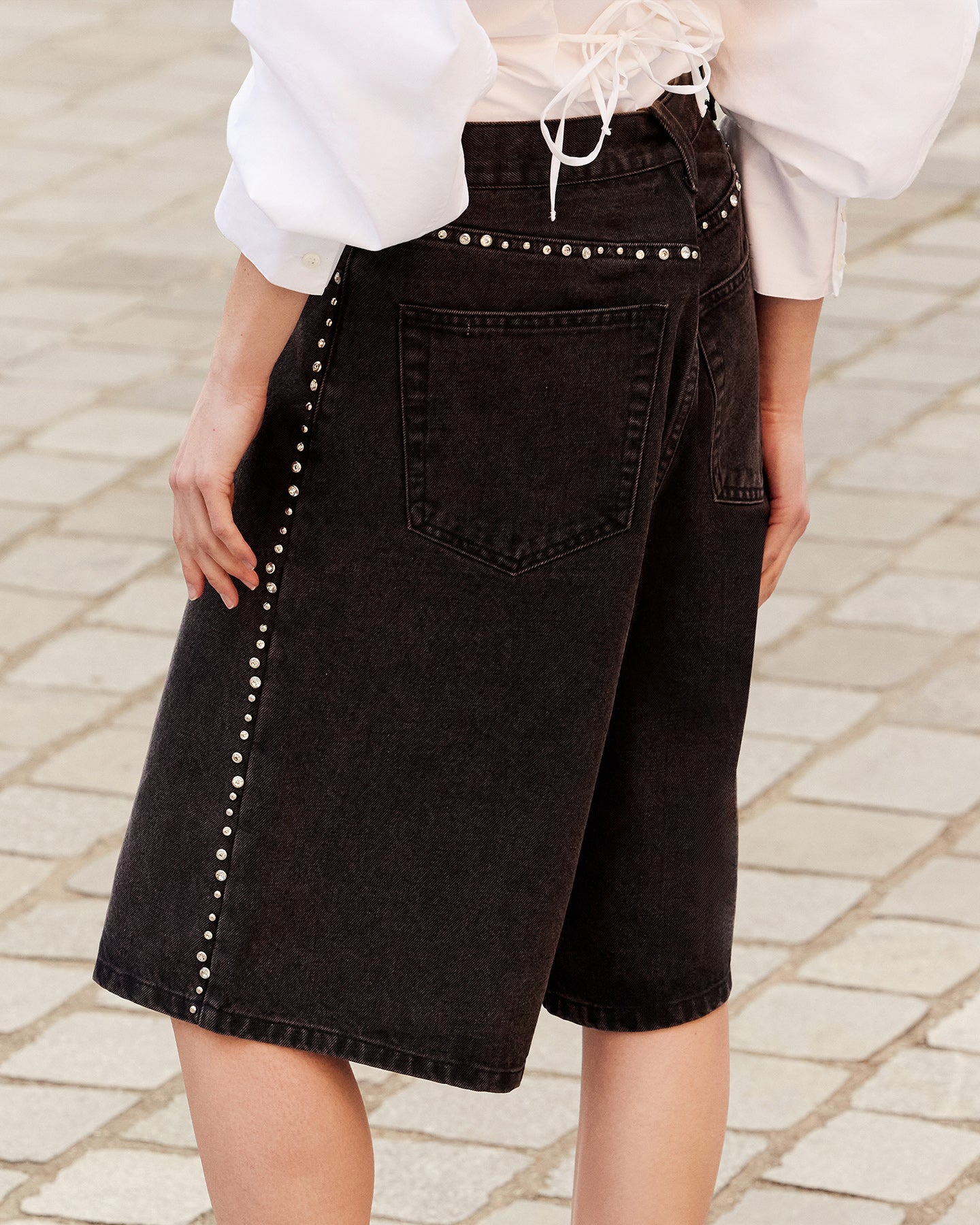 Bermuda Muffin - Noir : Bermuda long en denim noir et pièces argentés Mes Demoiselles