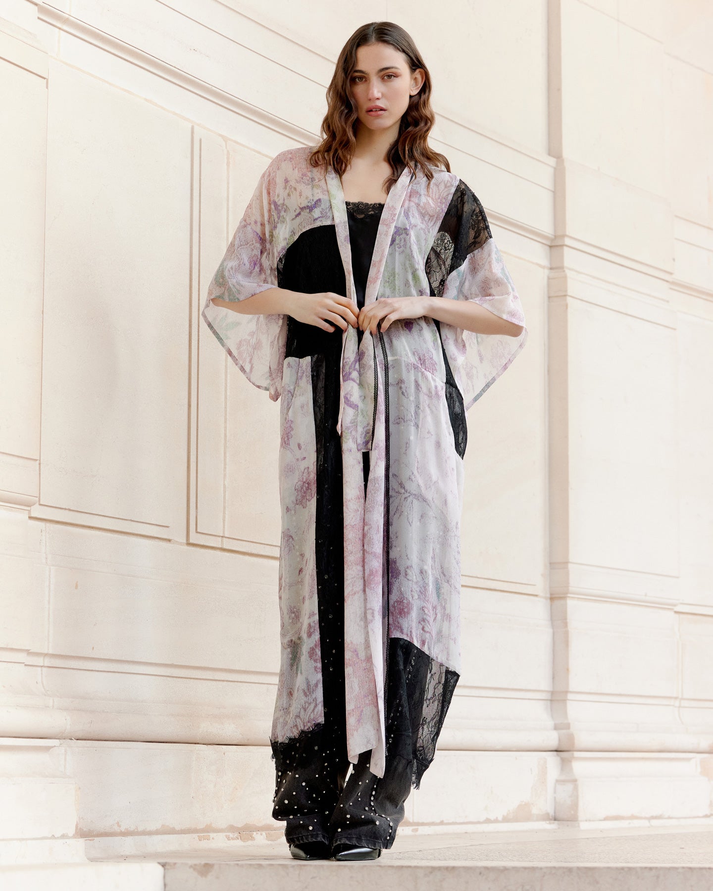 Kimono Pivera - Rose : Long kimono vaporeux rose et dentelle noire Mes Demoiselles