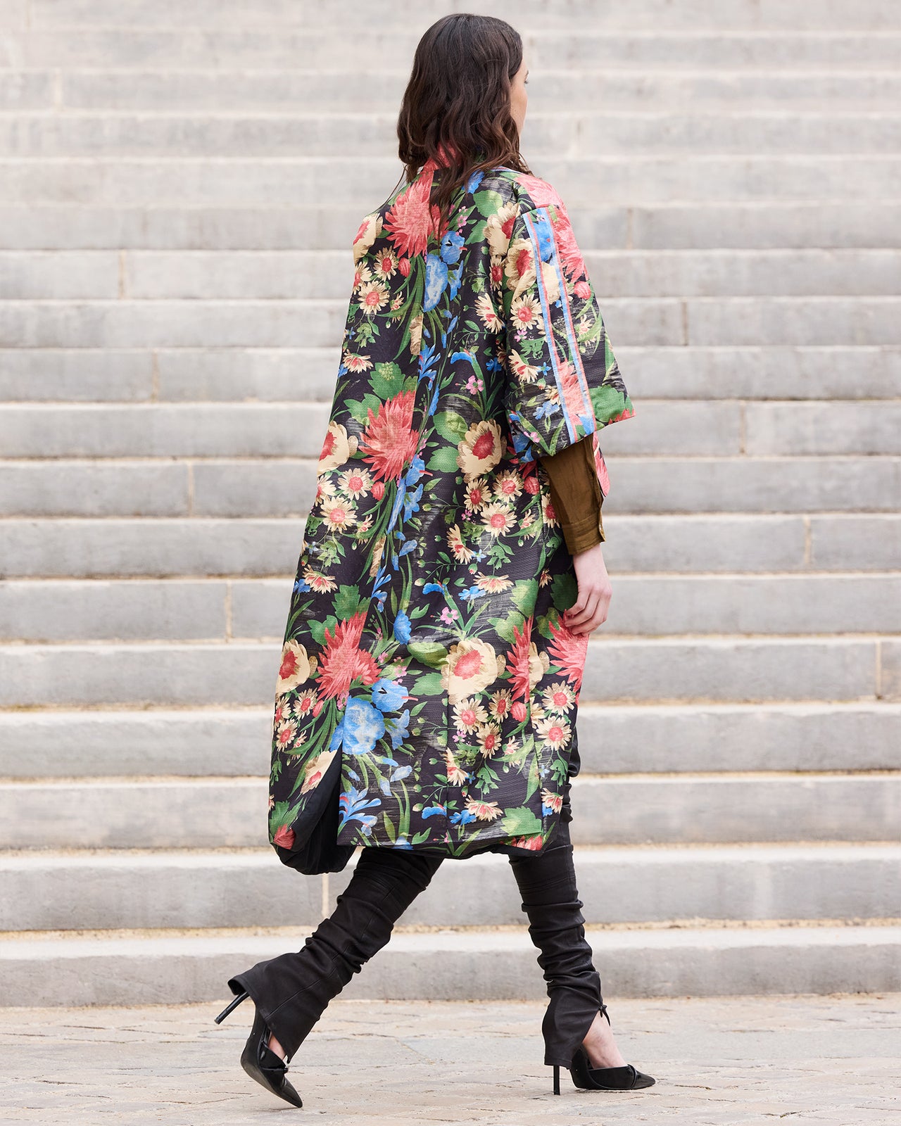 Manteau Rinity - Noir : Manteau en jacquard lurex imprimé grandes fleurs Mes Demoiselles - Image 4