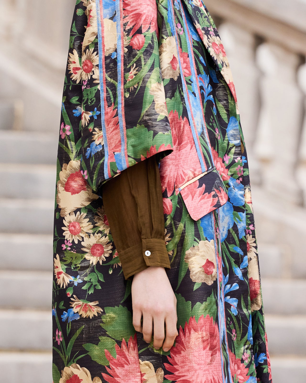 Manteau Rinity - Noir : Manteau en jacquard lurex imprimé grandes fleurs Mes Demoiselles - Image 5