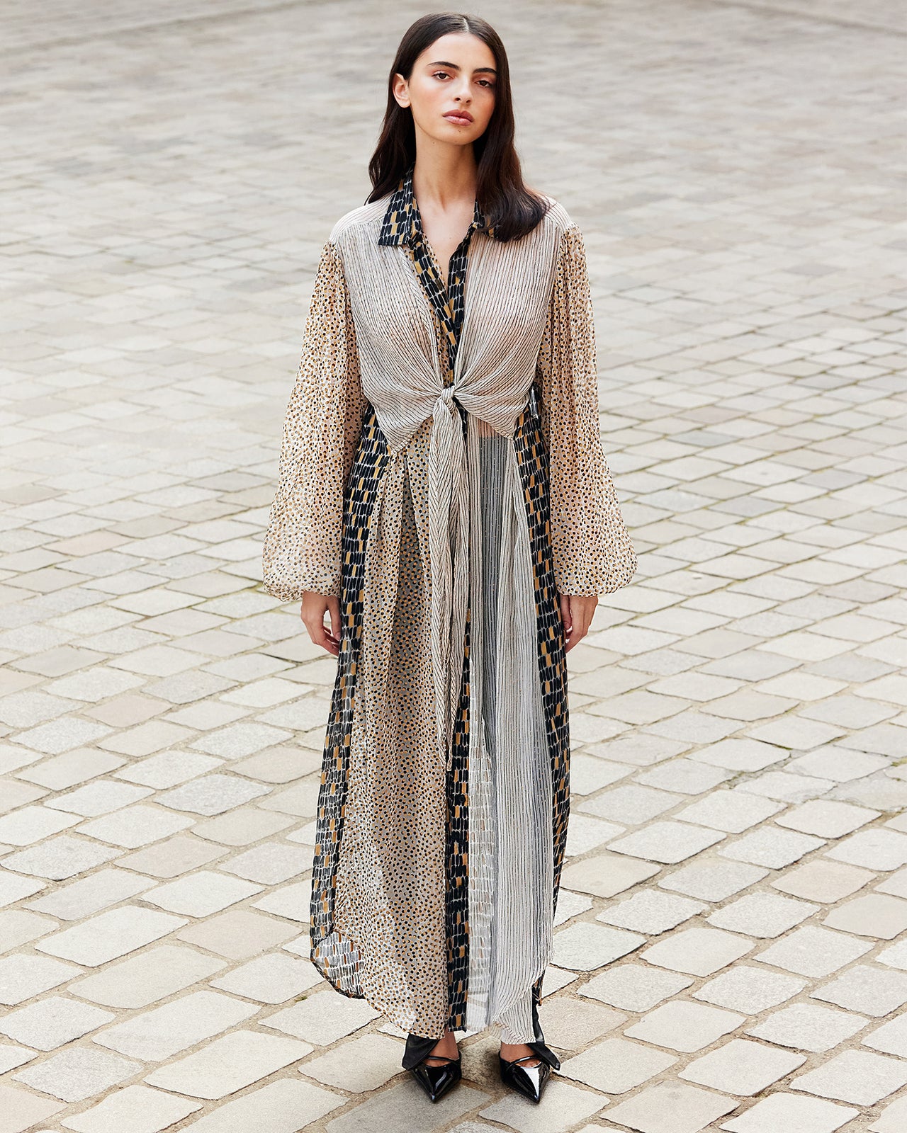 Elégante longue robe chemise en viscose chiffon gold, beige et noire - Robes Mes Demoiselles - Image 1
