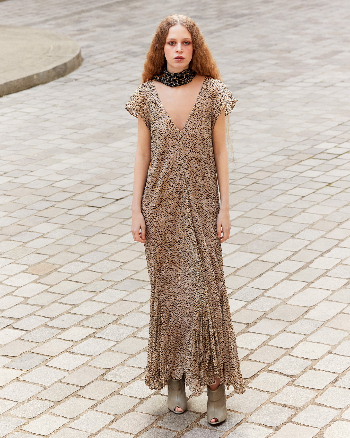 Longue robe en viscose craquante beige et pois noir et gold - Robes Mes Demoiselles