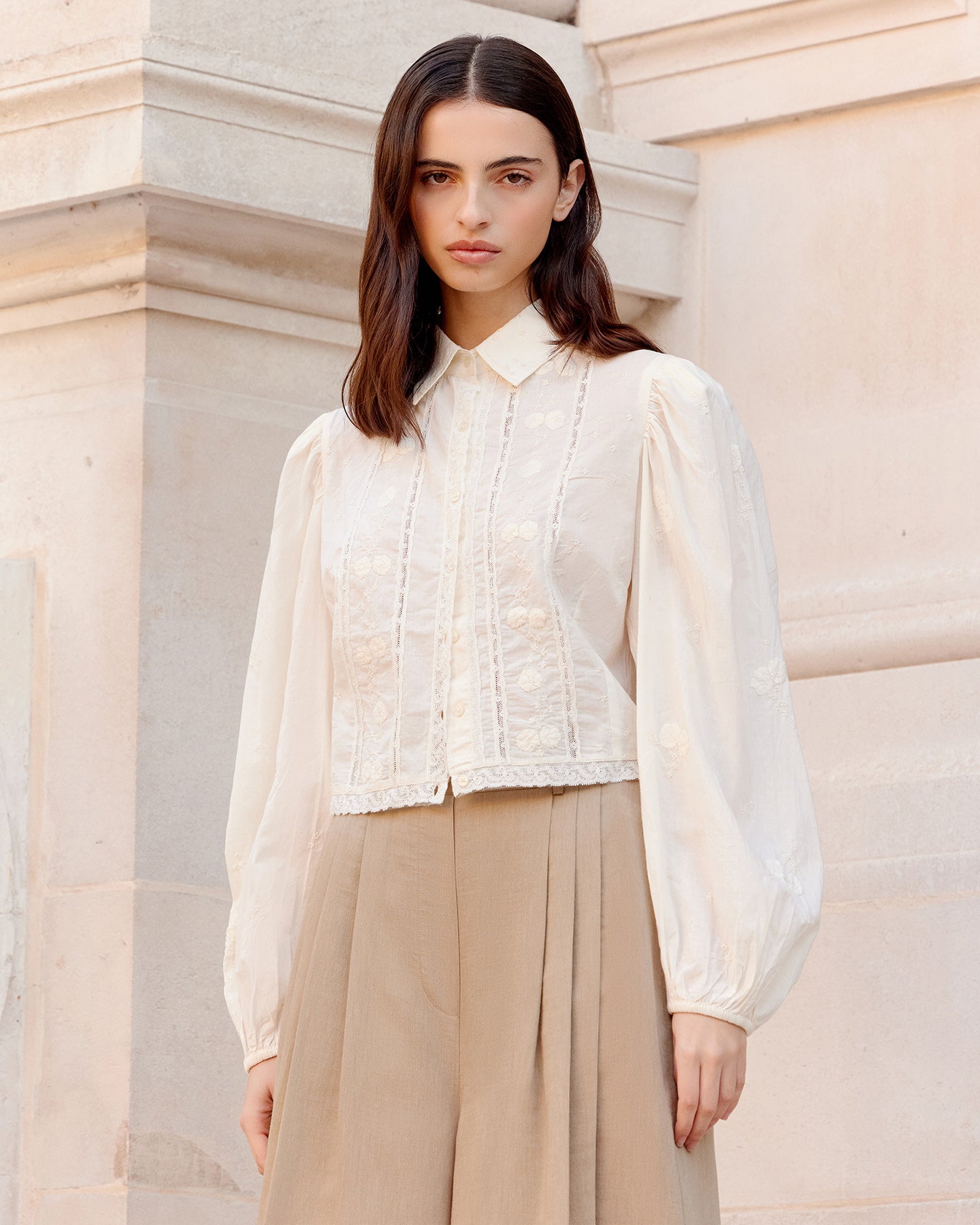 Chemise courte écru en coton brodé et dentelle - Chemises & tops Mes Demoiselles