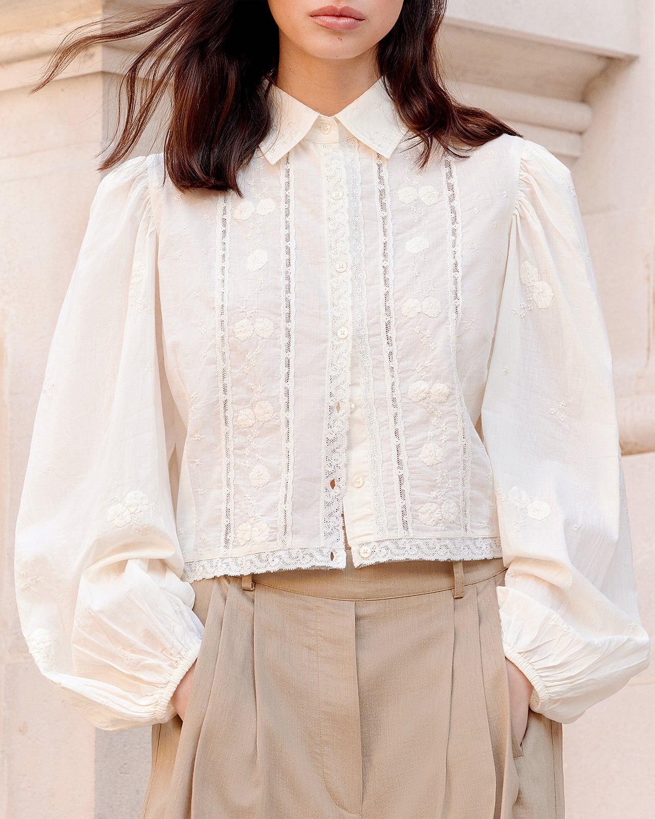 Chemise Sauge - Blanc : Chemise courte écru en coton brodé et dentelle Mes Demoiselles - Image 4