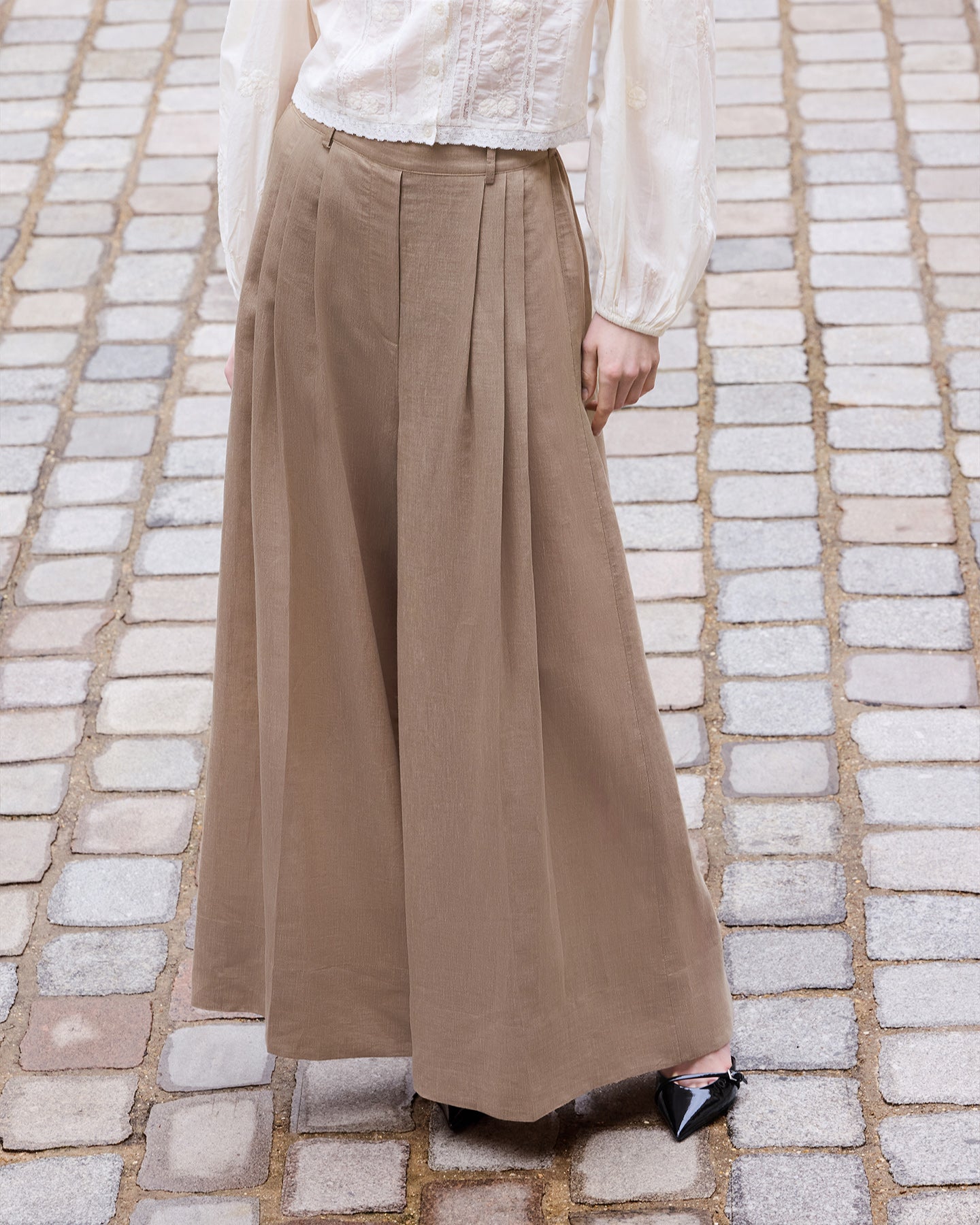 Pantalon Sissy - Marron : Pantalon raffiné à pinces beige Mes Demoiselles
