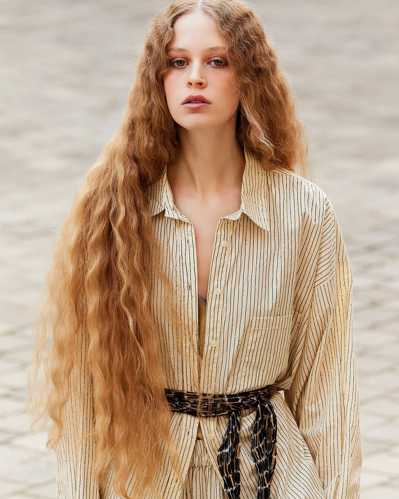 Chemise Sumira - Sable : Chemise en popeline de coton beige et rayures noir et gold Mes Demoiselles - Image 4