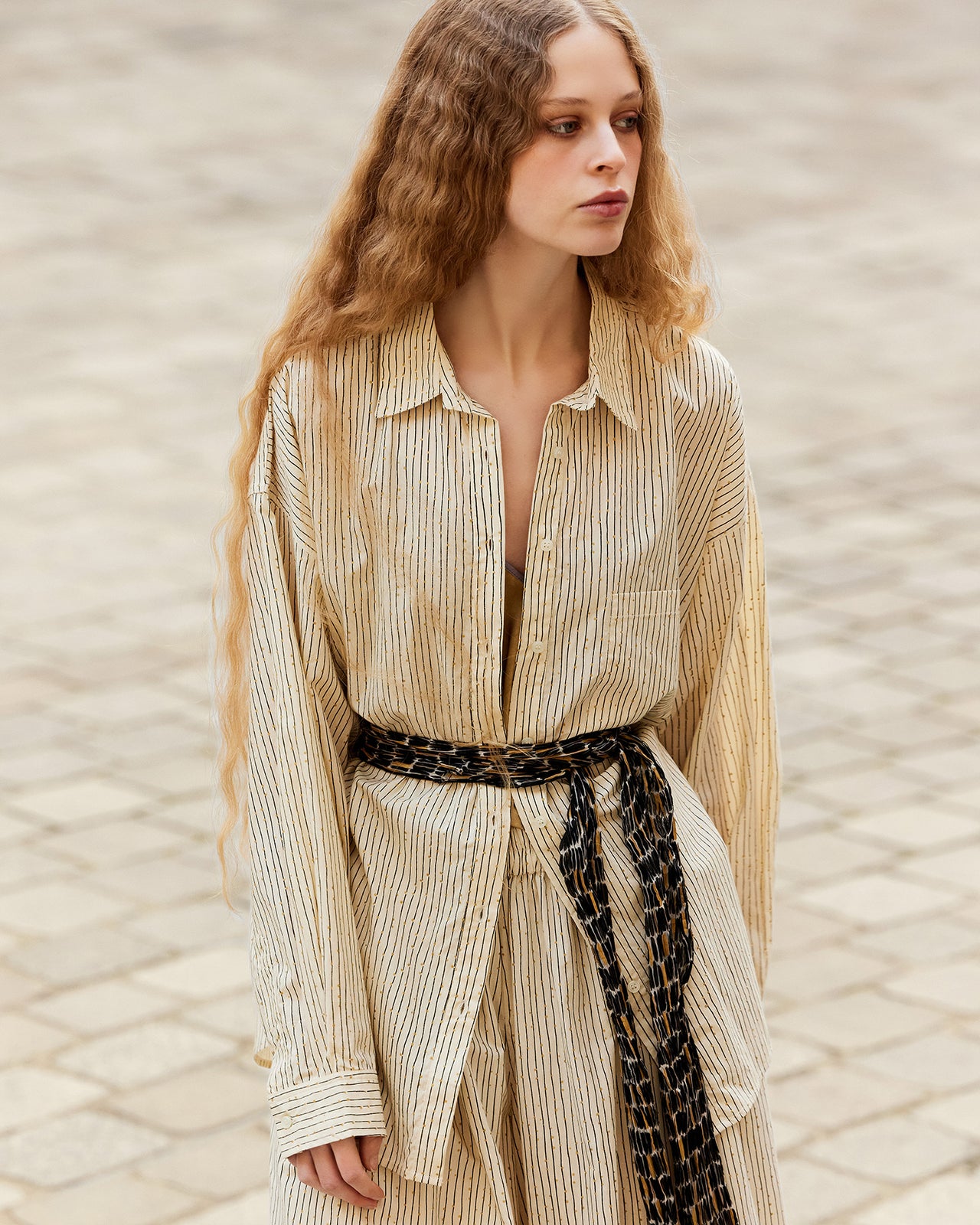 Chemise Sumira - Sable : Chemise en popeline de coton beige et rayures noir et gold Mes Demoiselles - Image 5