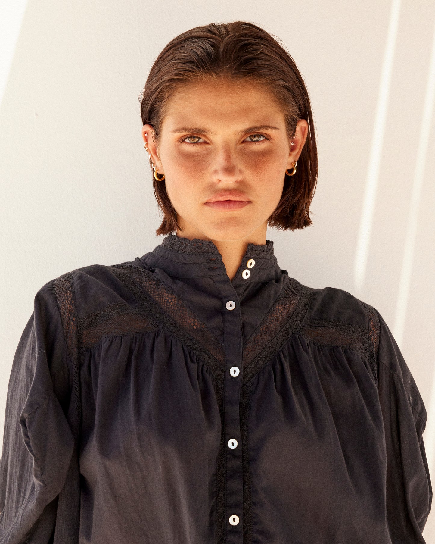 Blouse en Coton Noire– Dentelle & Col Victorien - Chemises & tops Mes Demoiselles