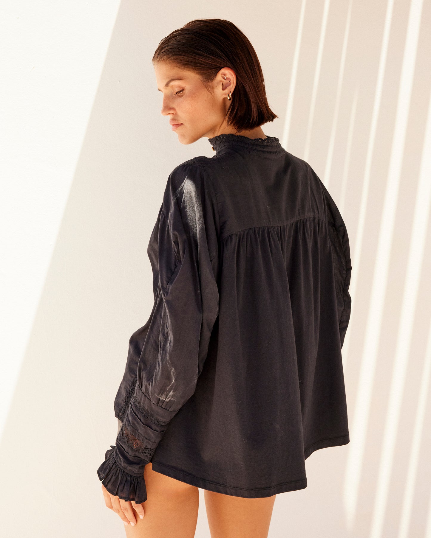 Chemise Crum - Noir : Blouse en Coton Noire– Dentelle & Col Victorien Mes Demoiselles