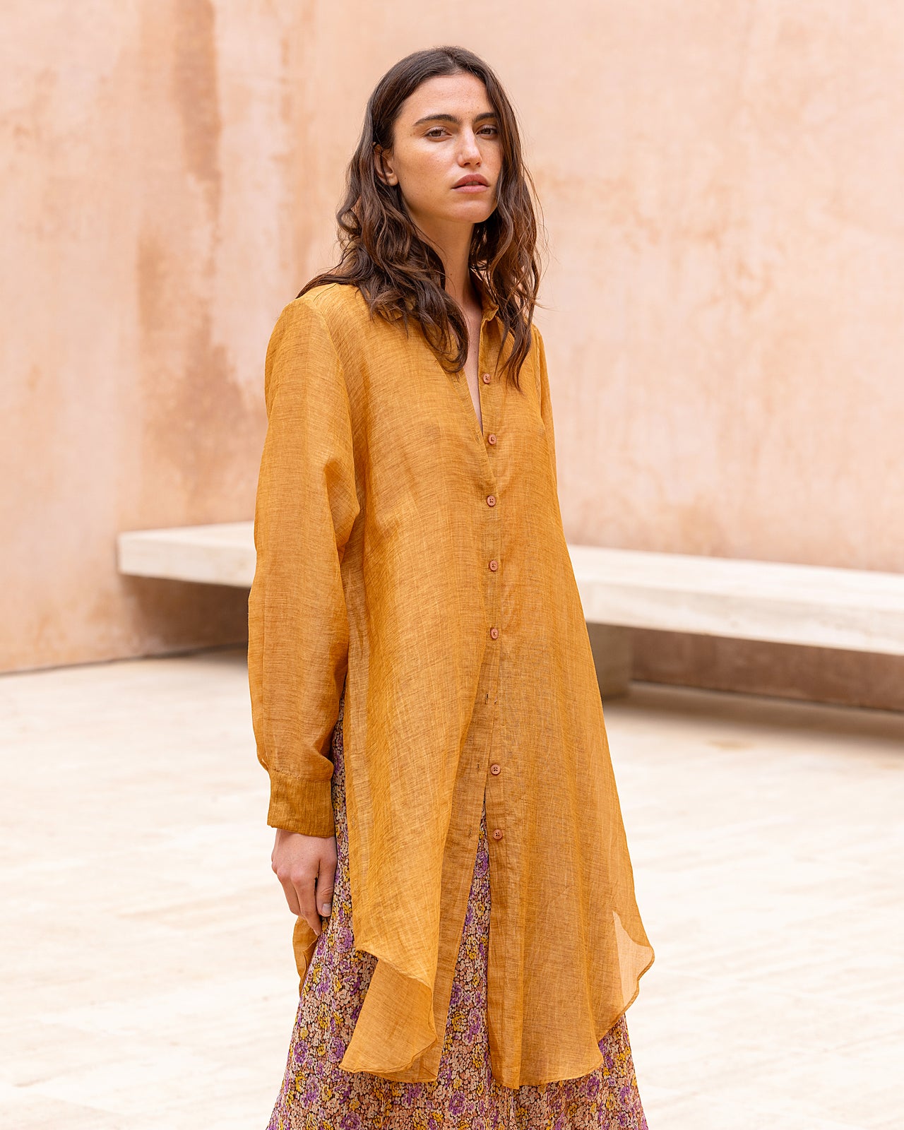 Chemise longue en coton et soie ocre - Chemises & tops Mes Demoiselles - Image 3