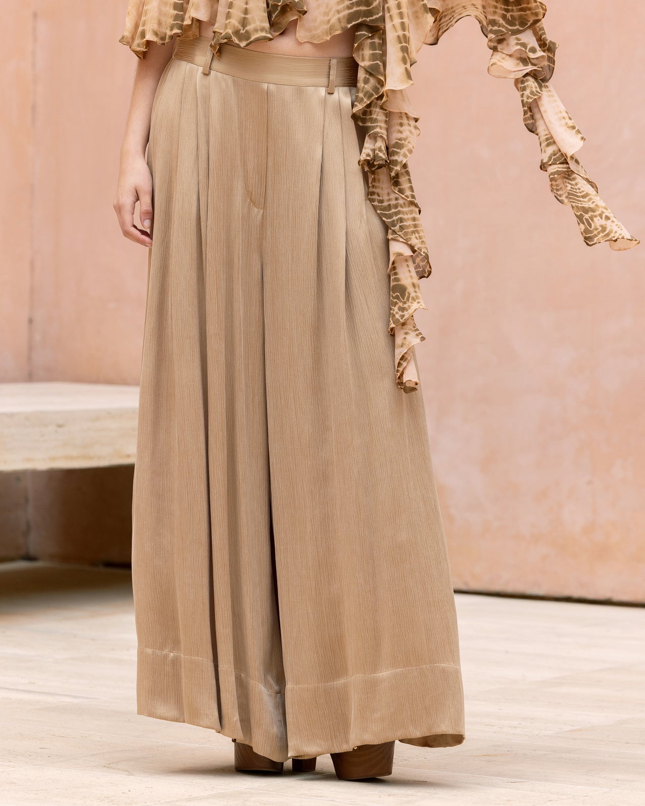 Pantalon large en cupro et viscose Beige - Pantalons & combinaisons Mes Demoiselles - Image 2