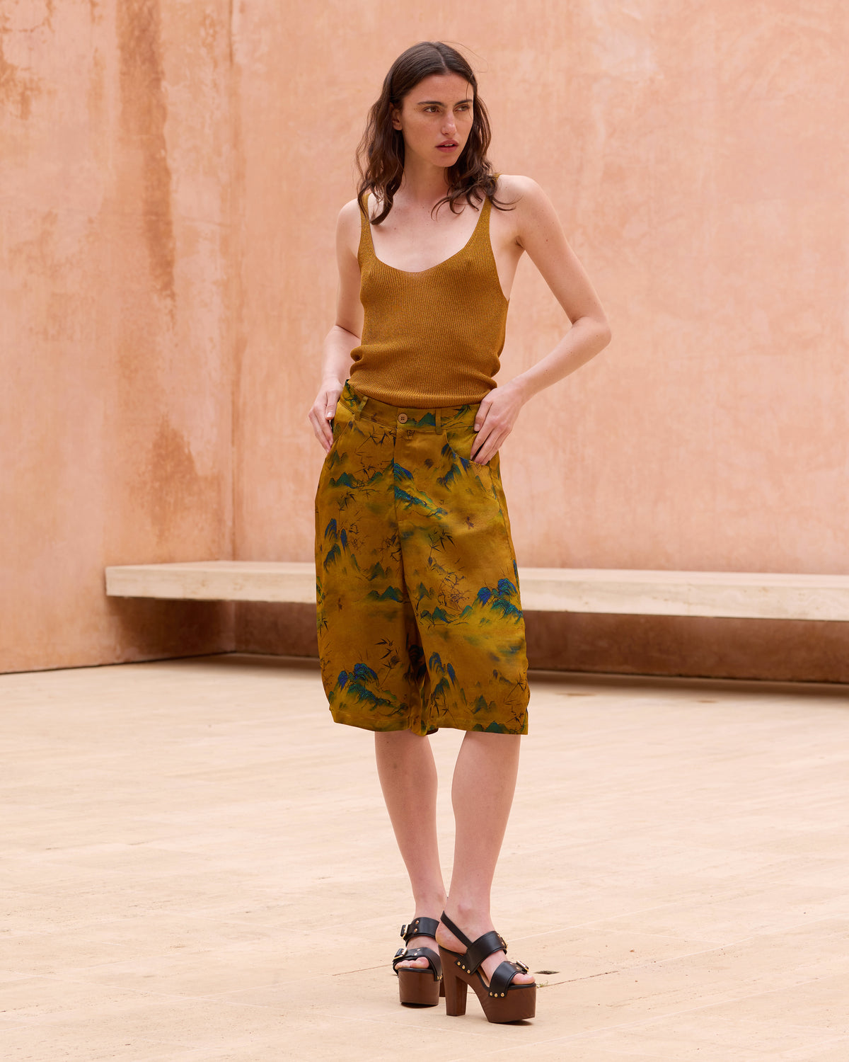 Bermuda long en jacquard de viscose imprimé sur fond ocre : Jupes & shorts Mes Demoiselles