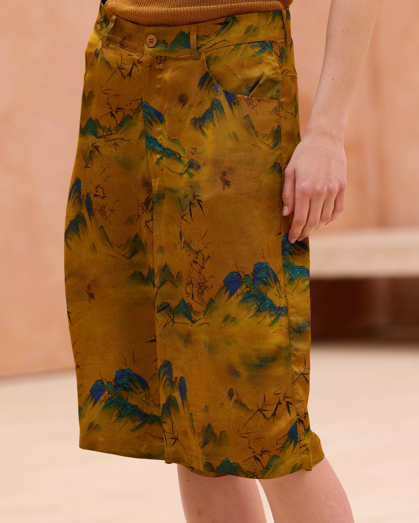 Bermuda long en jacquard de viscose imprimé sur fond ocre - Jupes & shorts Mes Demoiselles