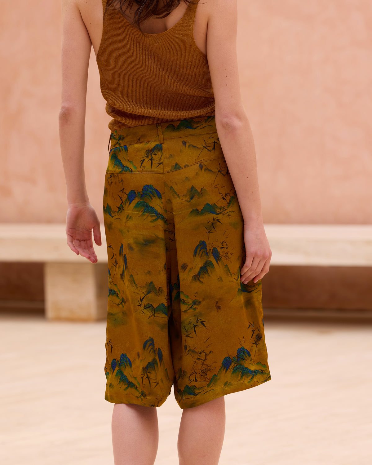 Bermuda long en jacquard de viscose imprimé sur fond ocre - Jupes & shorts Mes Demoiselles