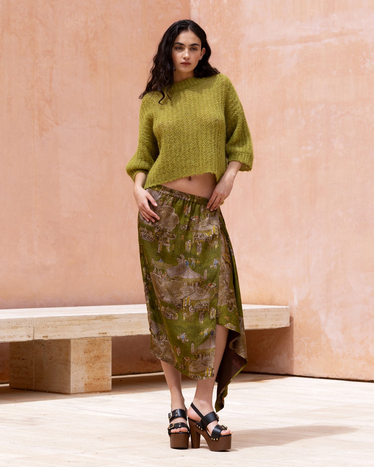 Jupe portefeuille en jacquard de viscose imprimé sur fond vert - Jupes & shorts Mes Demoiselles - Image 1