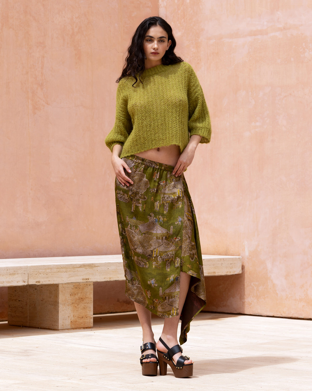 Jupe portefeuille en jacquard de viscose imprimé sur fond vert - Jupes & shorts Mes Demoiselles