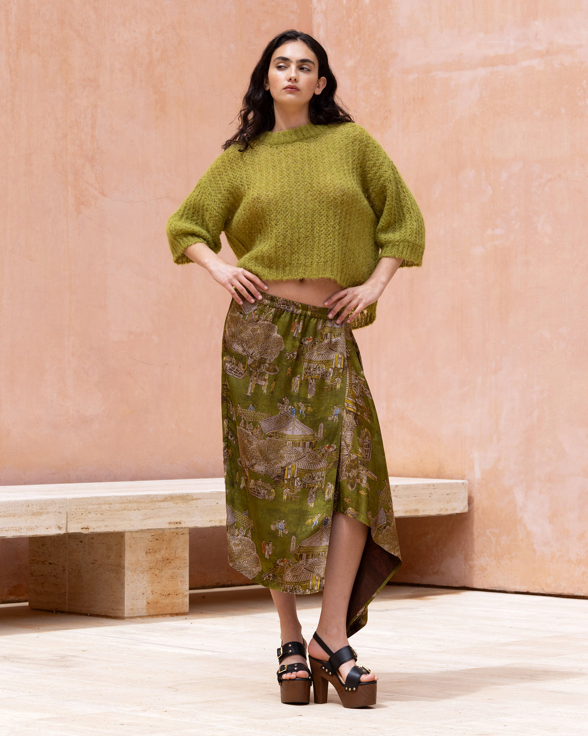 Jupe Pavo - Vert : Jupe portefeuille en jacquard de viscose imprimé sur fond vert Mes Demoiselles - Image 4