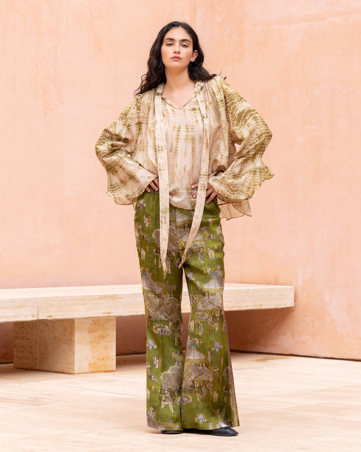 Pantalon patte d’éléphant en jacquard de viscose imprimé sur fond vert - Pantalons & combinaisons Mes Demoiselles - Image 2