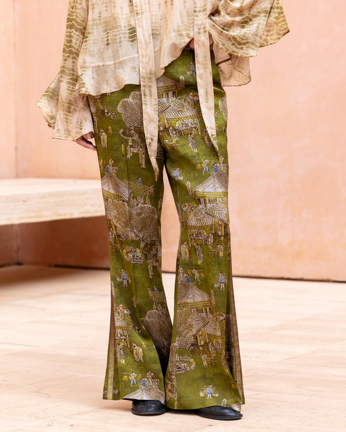 Pantalon patte d’éléphant en jacquard de viscose imprimé sur fond vert - Pantalons & combinaisons Mes Demoiselles - Image 3