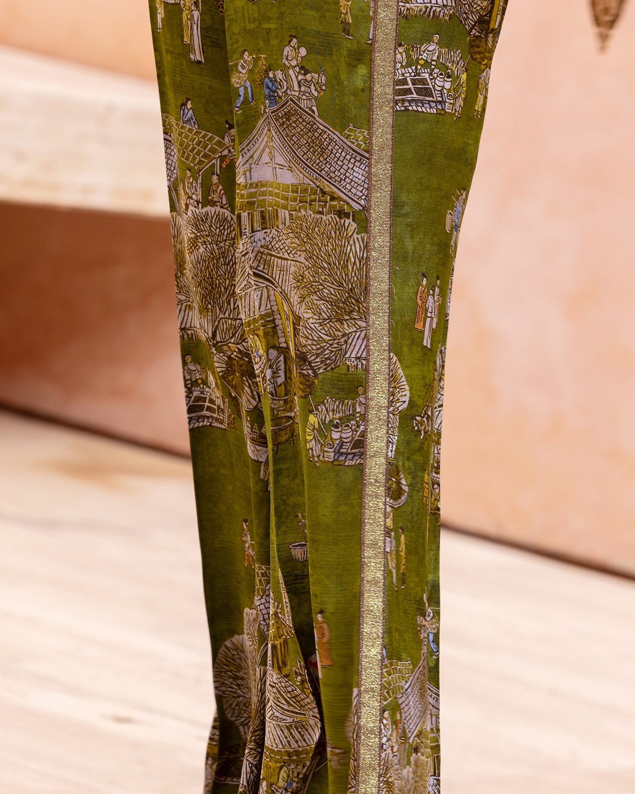 Pantalon Pikini - Vert : Pantalon patte d’éléphant en jacquard de viscose imprimé sur fond vert Mes Demoiselles - Image 4