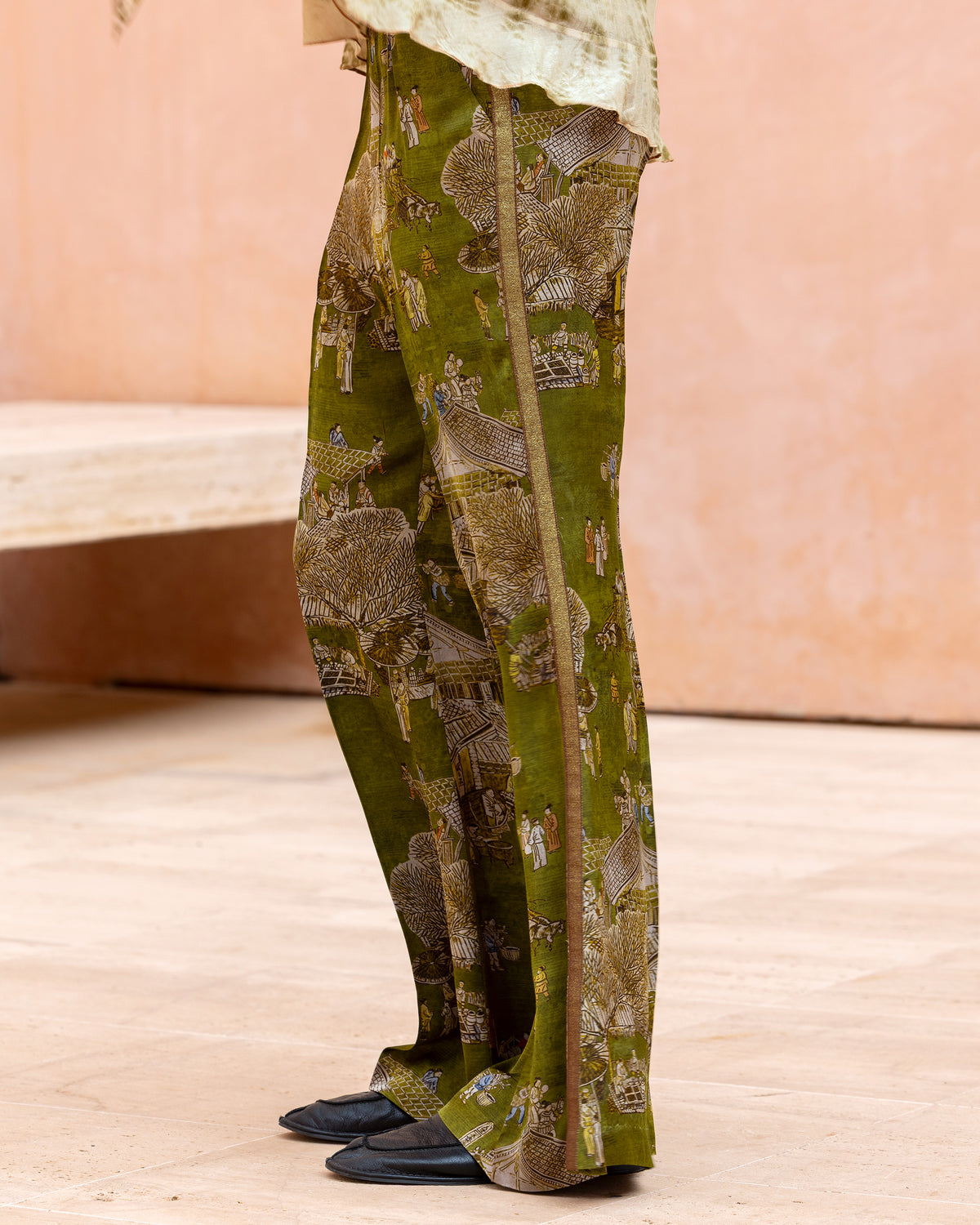 Pantalon Pikini - Vert : Pantalon patte d’éléphant en jacquard de viscose imprimé sur fond vert Mes Demoiselles