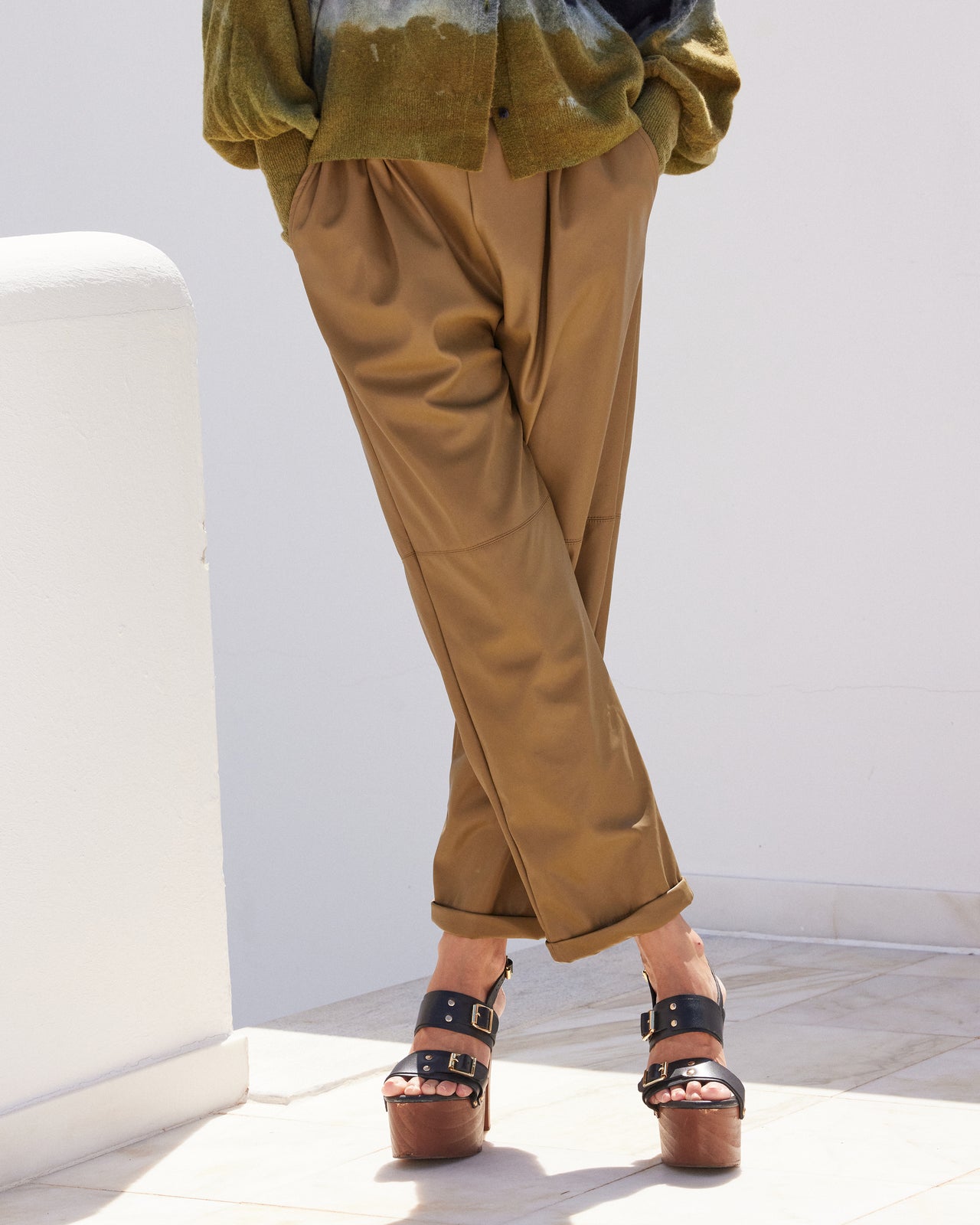 Pantalon droit en simili cuir – kaki - Pantalons & combinaisons Mes Demoiselles - Image 3